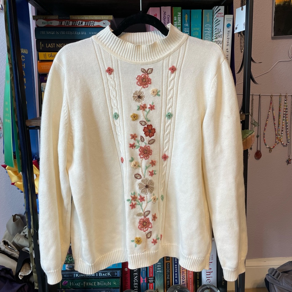 Vintage floral sweater. Size M
